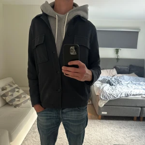 Marinblå overshirt  - Perfekt overshirt som passar till allt. Inga defekter, Storlek M som passar M. Det är en gammal kollektion från Zara.
