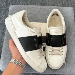 Valentino open - Säljer nu dessa sjuukt snygga valentino opens! Självklart äkta och vi garanterar äktehet! ( Nypris 7200 😱) Storlek: 42 kan även funka för 43! Skick: 9:10 riktigt bra skick, ett litet jack på höger insida sko ( skriv för bild) vad ingår? Valentino dustbag och valentino kort! Hör av dig vid minsta fundering 🤩