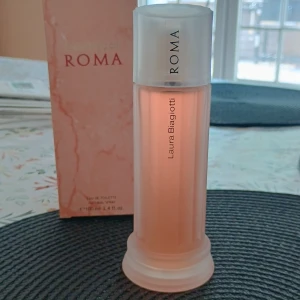 Laura biagiotti parfym 100ml - 100 ml parfym av Laura biagiotti. Inte använd, sprutat en gång för att lukta men insåg då att jag köpt fel doft. Köpte för 450 kr.