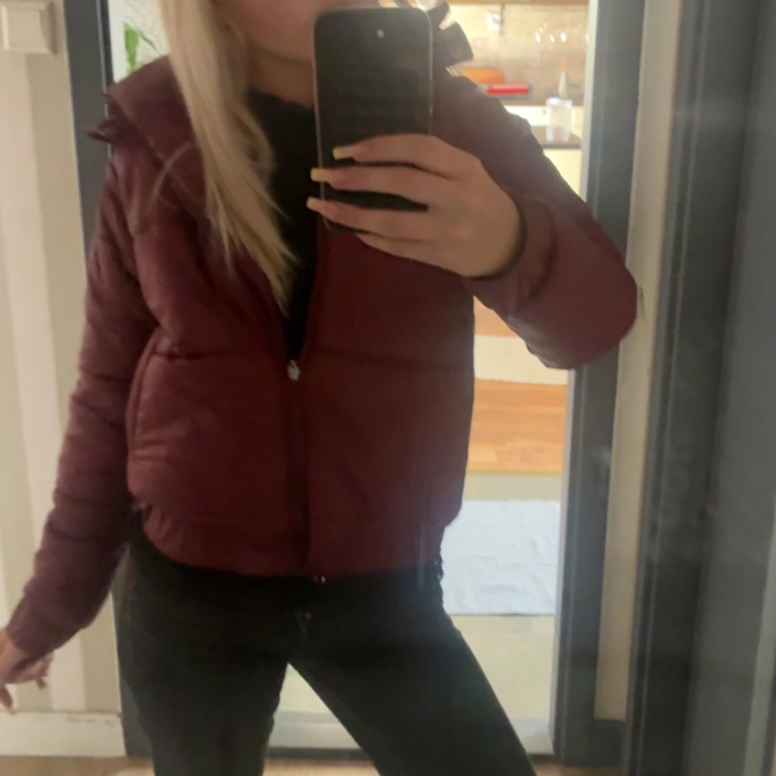 Vinröd pufferjacka med huva - 1