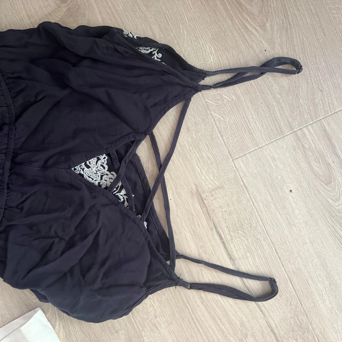 Svart kort jumpsuit med broderi - 1