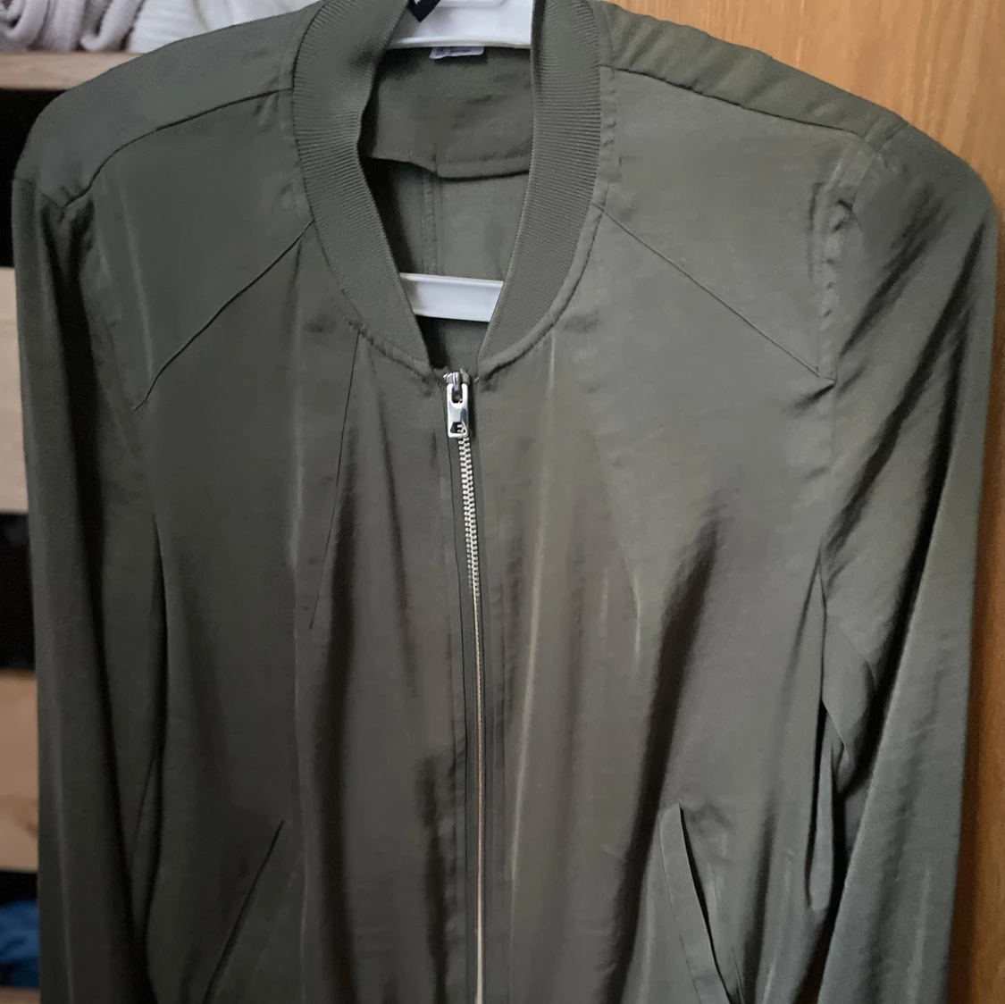 Olivgrön bomberjacka i storlek 38 - 1