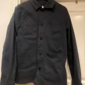 Blå overshirt med knappar - Nästintill oanvänd overshirt/skjortjacka från Lindbergh, stl S.