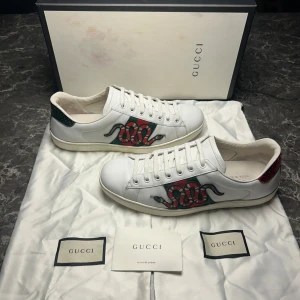 Gucci ace snake - Säljer ett par otroligt snygga skor från det exklusiva italienska märket Gucci! Skorna är i otroligt bra skick, skulle säga ungefär 9,5/10. Nypris ligger på över 9000kronor men vi säljer våra för endast 2599 och kan gå ner i pris ännu mer vid snabb affär! Skriv gärna ifall det är några funderingar, allt bästa SkoKapet