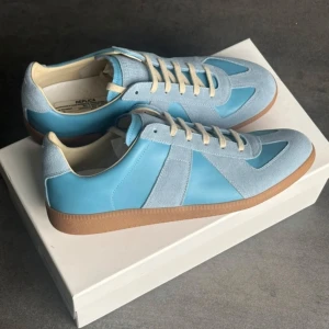 Maison Margiela - As feta Maison Margiela Skor i den eftertraktade och unika fårgen ljusblå🤩 | Skorna är helt nya men använda 1-2 gånger alltså 9-10/10!| Storlek 43 | Allt og medföljer, dustbags o box!| Tveka inte att skriva eller komma med bud!