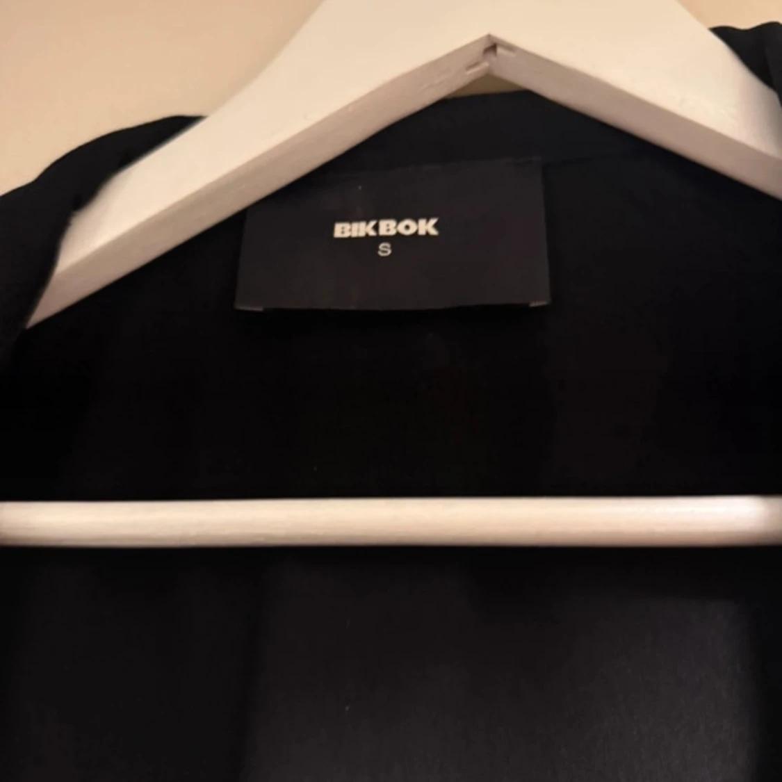 Svart trenchcoat från Bik Bok - 1