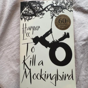 To Kill a Mockingbird - En ikonisk roman med humor och djup, där du följer Scout och Jem i den amerikanska södern. Boken utforskar rättvisa, fördomar och mod genom barnens ögon. Perfekt för dig som gillar starka berättelser och vill läsa något som berör och engagerar.