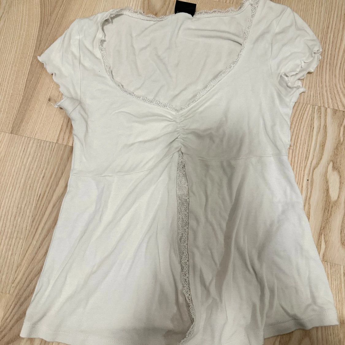 Vit blus med spets från Gina Tricot