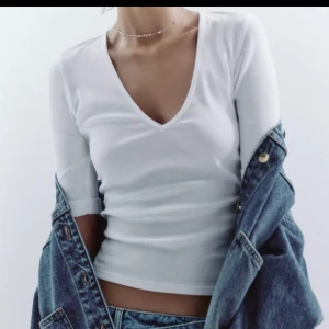 Vit topp med trekvartsärm från Zara - Säljer denna skitsnygga toppen från Zara i strl S! Har prislappen kvar så helt ny!!💛