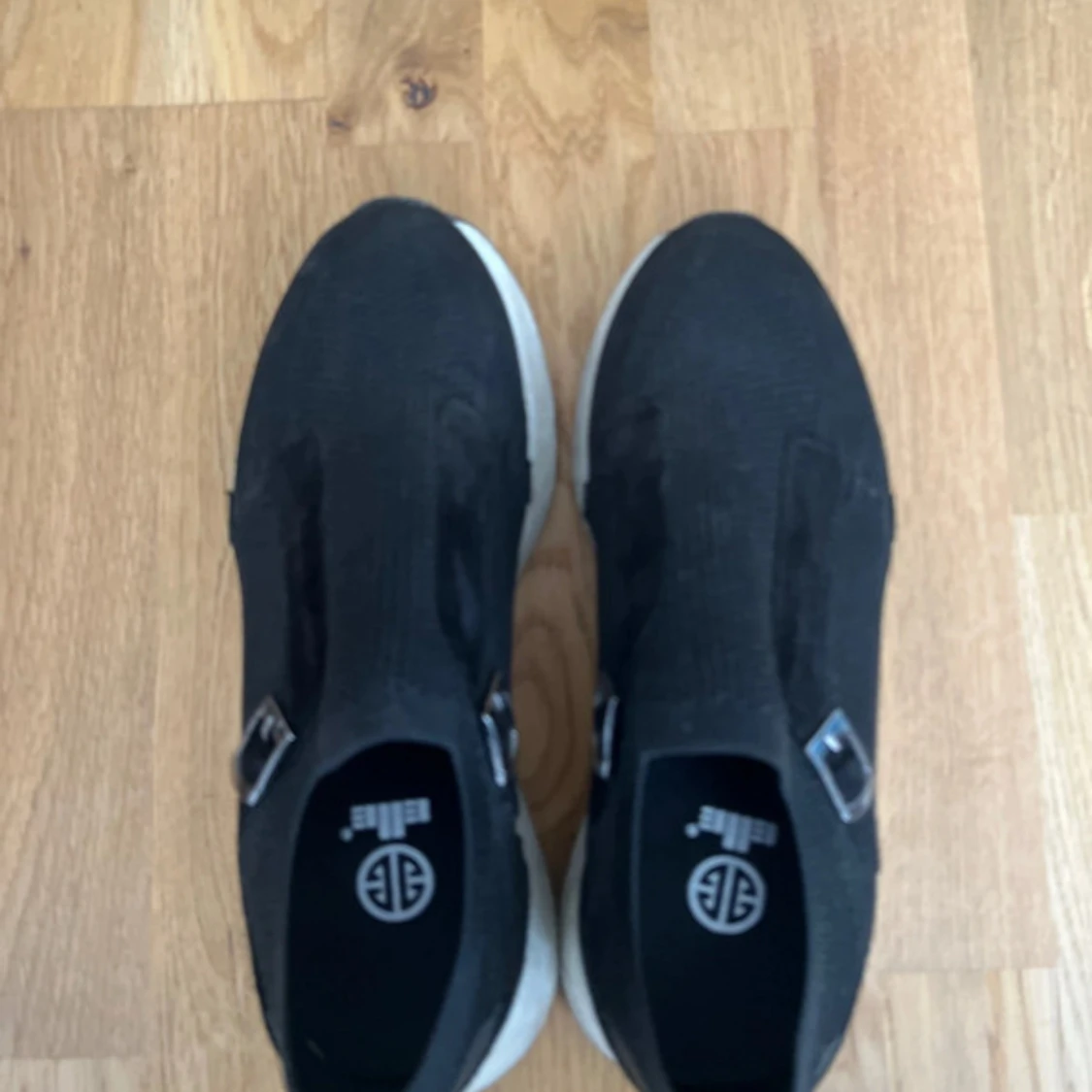Svarta slip-on sneakers från Billie - 3