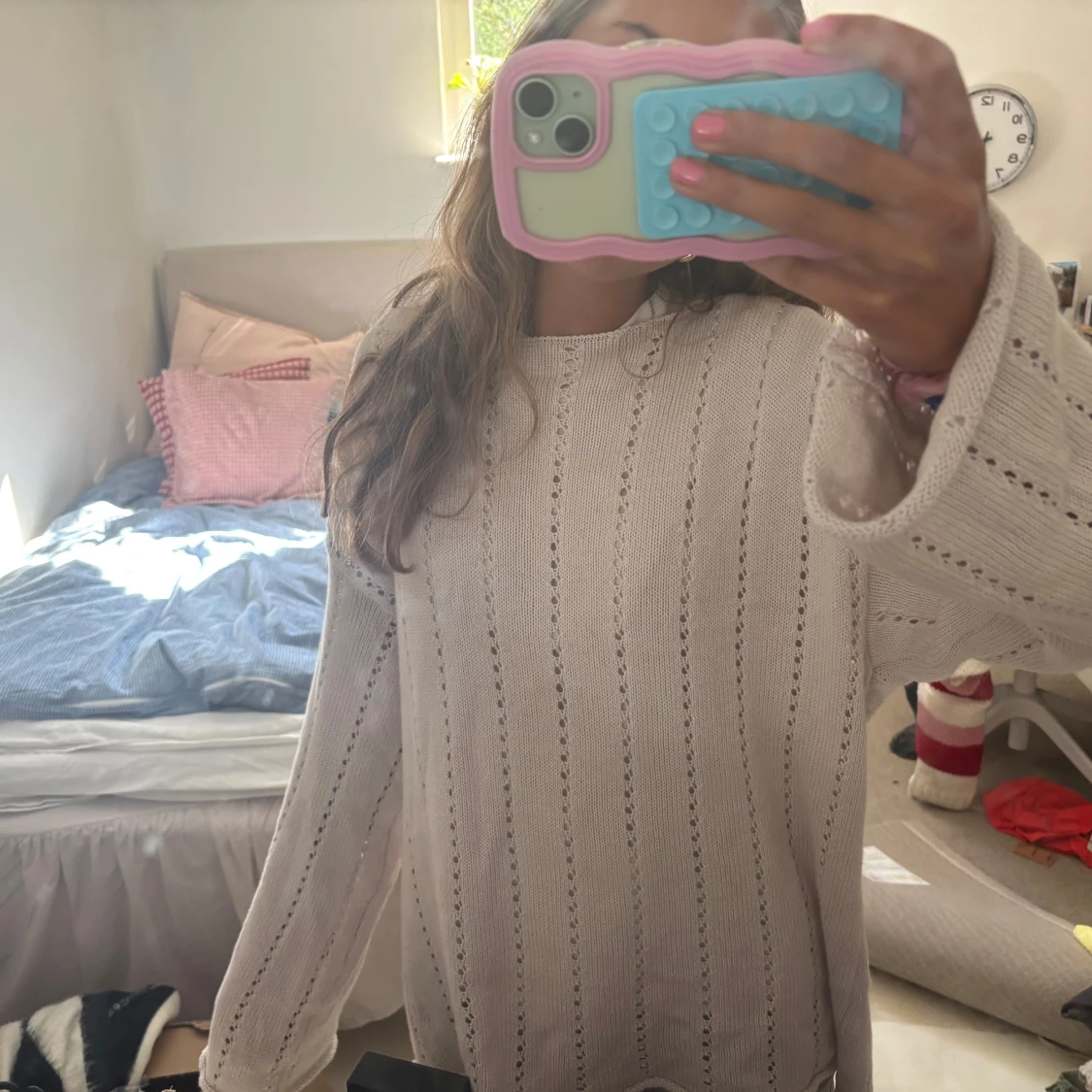 Ljusbeige stickad tröja med hålmönster - 2