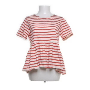 Rödvit randig topp med volang - Söt topp från Zara. Strl: S. Se defekter på sista två bilderna💝