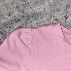 Ljusrosa topp med puffärm Vero Moda - Supersöt ljusrosa topp från Vero Moda Aware med puffiga korta ärmar💘