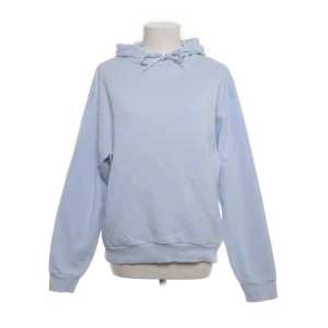 Ljusblå hoodie  - En stilren ljusblå hoodie med huva och snörning. Aldrig använd. Skriv för bilder å mer info. (öppet pris) Skriv innan du köper