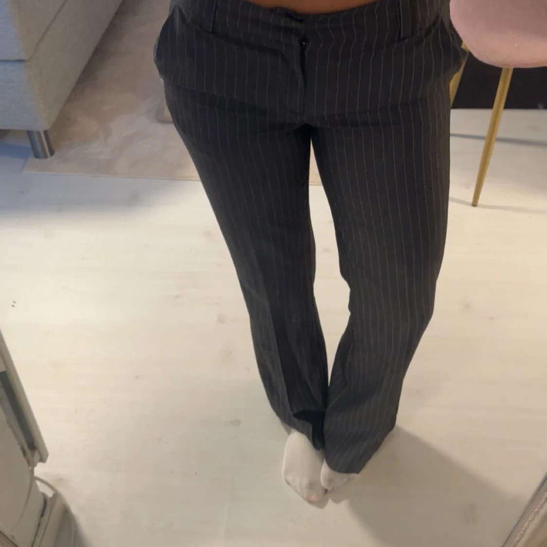 Svarta/mörkgrå kostymbyxor med smala ränder