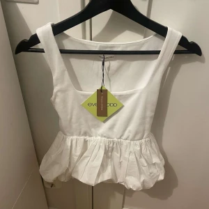 Vit linnetopp med volang från Even&Odd - Supersöt vit linnetopp från Even&Odd, ALDRIG ANVÄND så helt nyyy hör av er för frågor 