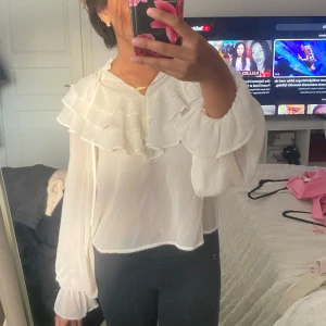 Vit volangblus från Kappahl - Supersöt vit blus från Kappahl, använd 2 gånger🤍 storlek xs men passar s också!