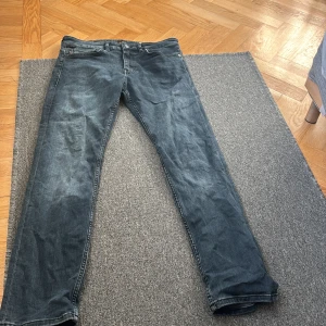 Mörkblå jeans från BOSS - Snygga mörkblå jeans från BOSS med klassisk femficksdesign och diskreta logodetaljer på fickan och bak. Jeansen har raka ben och normal passform, tillverkade i mjukt bomullsjeansmaterial. Perfekta för dig som gillar stilrena och tidlösa jeans.