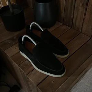 Loafers  - Ett par riktigt feta loafers från aurelien som kostar runt 3500kr nya. Skorna är i väldigt bra skick då de är använda fåtal gånger, säljer pågrund utav får ingen användning och säljs för 2000kr men priset är inte hugget i sten, skriv bara om du har någon fundering 