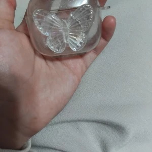 Genomskinligt AirPods 3-fodral med fjäril - Säljer ett genomskinligt skal till AirPods 3 med en snygg 3D-fjäril på framsidan. Säljer den eftersom den passade inte mina airpods de var små så köpte en störr...Fodralet är helt transparent och har en glittrig finish som ger extra bling. Perfekt för dig som vill ha ett unikt och stilrent skydd till dina hörlurar✨️💓