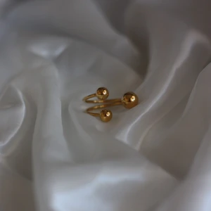 Ring  - Snygg guldfärgad ring i rostfritt stål. Ringen är justerbar och passar därför alla. Jag har flera ringar i lager. Vid köp/frågor så skriv till mig!☺️ kolla gärna in min sida för fler fina smycken🫶🏻 priset är fast 99kr. 