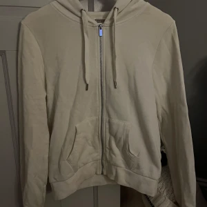 Vit hoodie med dragkedja och huva - Enkel och stilren beige hoodie från Anna Field med dragkedja framtill, huva med snörning och två fickor. Perfekt till höst💕💕