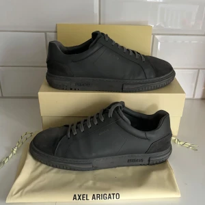 Arigato Sneakers - Arigato Atlas Sneaker | Storlek 45 | Nypris 3000kr