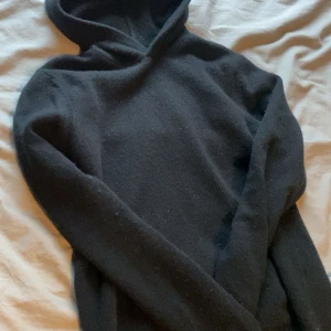 Stickad hoodie - Fet stickad hoodie i merino. Dunder skick inga defekter🚀perfekt nu i vinter och till våren 💪🏻💪🏻