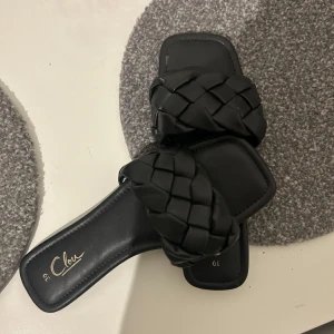 Svarta flätade sandaler från Clou - Stilrena svarta sandaler från Clou med breda, flätade remmar! Som aldrig har använt