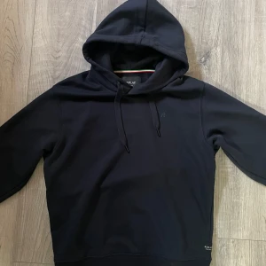 Replay hoodie - Riktigt fet mörkblå hoodie från Replay. Aldrig använd. Storlek S. Hör av er vid frågor! 🙌