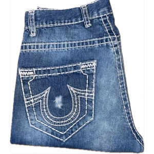 Blåa true religion  - Kom dm för frågor o fler bilder. Knappen vid midjan har gått av men det är inget som syns med bälte på. Strl 33.    😁