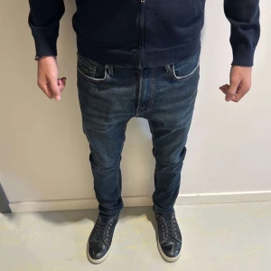 Jacob Cohens Jeans - Tja, säljer ett par tvärfeta jacob cohens som endast har använts en gång. Dessa är helt nya och är i modellen 688 C och kommed dessutom med allt og som man ser på sista bilden. Dessa är i storlek 32 och passar mig som är 180. Hör av dig vid minsta fråga eller fundering🙌