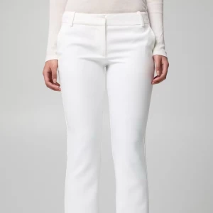 Vita kostymbyxor med bootcut  - Snygga vita kostymbyxor med bootcut och bälteshällor från BIKBOK. Byxorna har diskreta fickor. Perfekta för en clean och stilren look. Materialet känns mjukt.