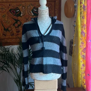 Randig stickad hoodie - Mysig stickad hoodie med svarta och gråa ränder från Minga london. Säljer eftersom jag inte använder den längre. 