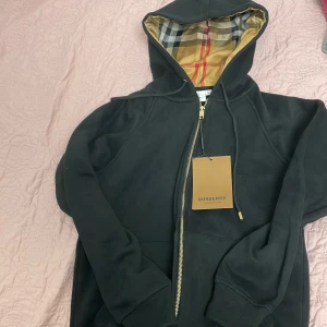 Burberry kofta svart - Helt ny burberry kofta och väljer att sälja den för bra pris och (PRIS KAN DISKUTERAS).  passar M också 