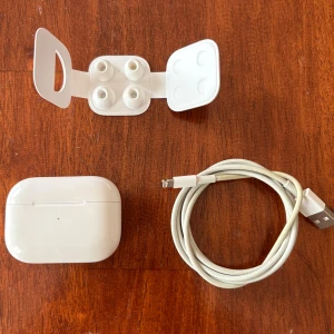 Airpod Pro gen 1 - Bra skick och allt ingår på bilderna. Skriv för mer information eller frågor. Finns att hämta i Rågsved eller mötas upp söder om stan.  Hör gärna av dig vid frågor eller funderingar!