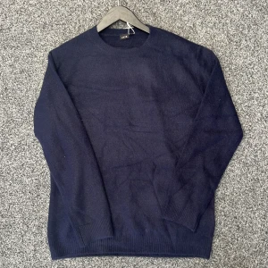 Marinblå tröja - Riktigt snygg, varm och bekväm tröja i storlek S -M! Passar för dig som är  runt 175-185! Skick; 10/10 den är helt ny! Märke: Lmtd! Hör av dig vid minsta fundering 🤩