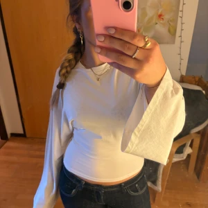 Vit långärmad tröja med vida ärmar från lager 157 - Vit långärmad tröja från lager 157 med vida ärmar och enkel rund halsringning. Endast använd en gång och är i storlek M🩷