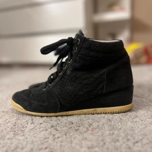 isabel marant liknande skor - har använts men har inga defekter. vet ej märker så jag köpt dom för 2200kr på secondhand🩷