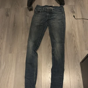 Mörkblå slim jeans från Tiger of Sweden - PASSAR 175 ishSäljer ett par mörkblå slim  jeans från Tiger of Sweden med klassisk femficksdesign och snygga slitningar. Jeansen har normal midja och smal passform hela vägen ner. Perfekta till sneakers eller boots och funkar året runt.