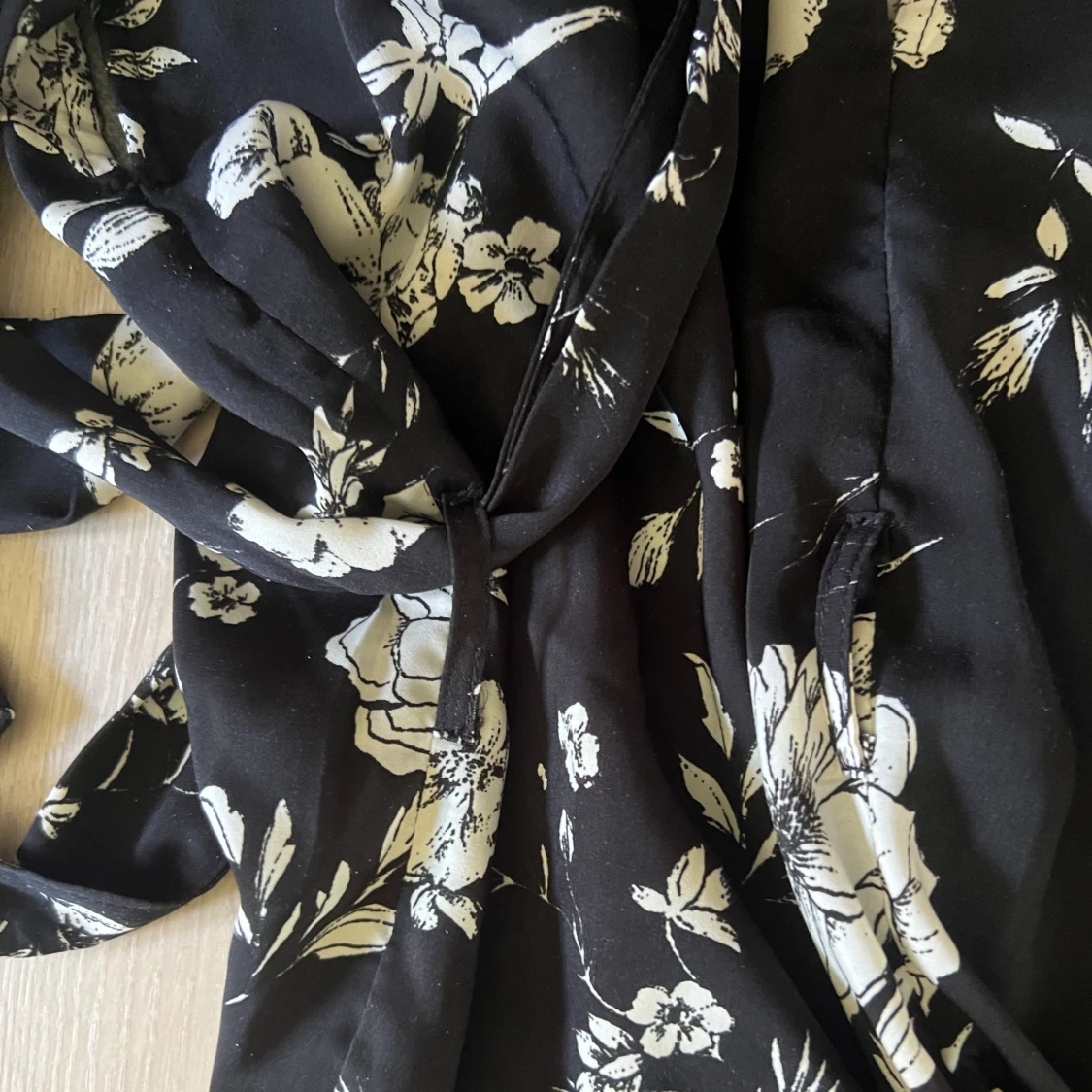 Svart blommig omlottblus - 2