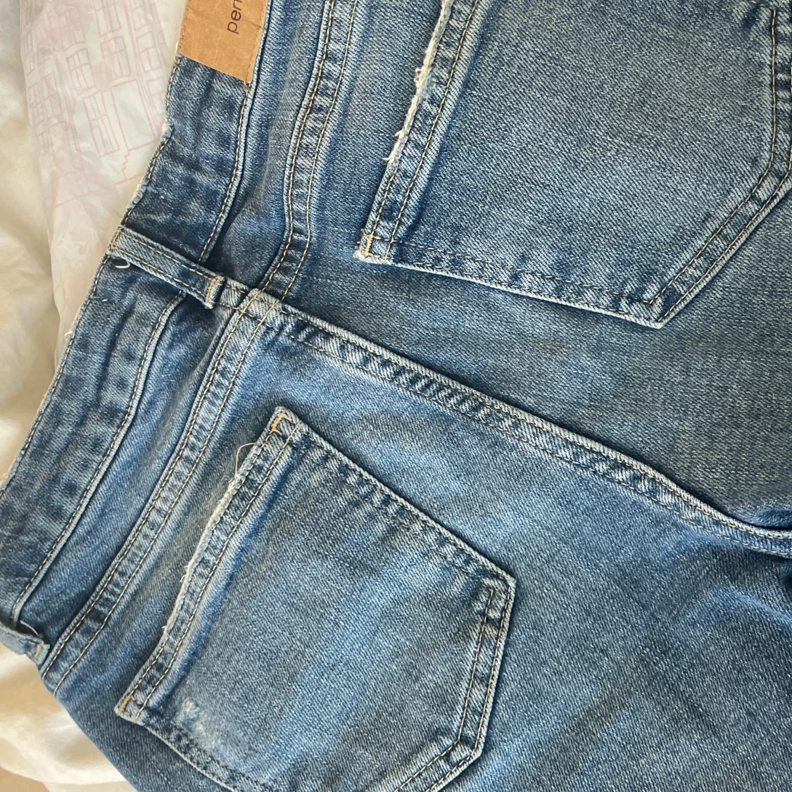 Blå jeans med slitningar - 2