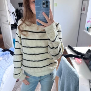 Randig stickad tröja  - Säljer en mysig stickad tröja från Vero Moda. Tröjan har en relaxed fit, rund halsringning och långa ärmar. Perfekt nu till hösten och vintern  🍂🥰