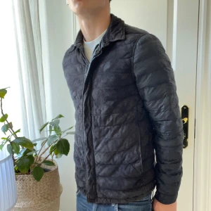Massimo Dutti jacka  - Skön Massimo Dutti jacka, tror det är mocka där fram. Storlek M och modellen är 180,75 kg. Ifall ni söker mer info om jackan så finns modell numret på sista bild. 