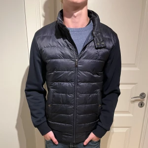 Ralph Lauren Cardigan - Säljer denna riktigt sköna Raffe höst/vårjackan med loggan på bröstet! | Mycket fint skick utan defekter! | Storlek S. | Ställ gärna frågor innan du köper!