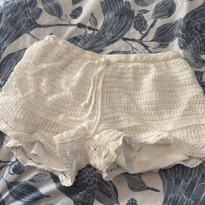 Vita virkade shorts med snörning - Köpte dem i Spanien & dem är helt nya💘 De e stretchiga så storlek xs-S möjligtvis även m❤️
