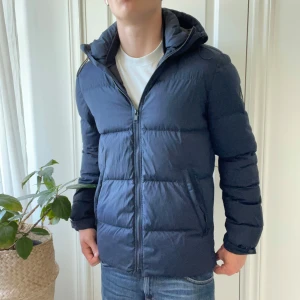 J.lindeberg dunjacka S - Använd men inte defekter. Modellen är 180,75 kg och bär S. Riktigt skön! Kom med frågor🙌