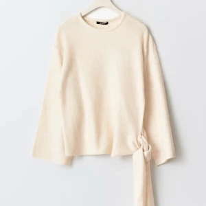 Vit stickad tröja - Stickad tröja med knytdetalj i sidan. Tröjan är vit och har lång ärm. Den har normal passform och nedhasad axel. Är i storlek M. Den är slutsåld och går inte att köpa längre på Gina Tricot. Den är aldrig använd.❤️ 