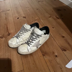 Golden Goose Superstar - Säljer Superstars. Strlk 42. Finns skavanker och slitningar i hälarna men fortfarande okej skick och ser hyfsat fräscha ut. Hör av dig vid frågor😄