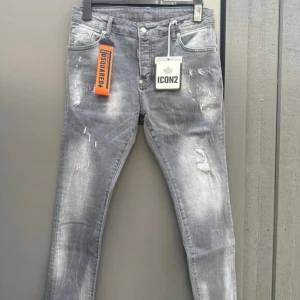 Grå dsquared 2 jeans  - Säljer helt nya dsquared 2 jeans helt nya inte använda en ända gång se bilder storlek 48